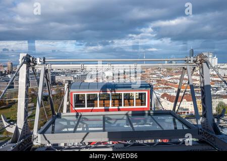 WIEN, ÖSTERREICH - 21. November 2023: Blick über den Vergnügungspark Prater Vien vom Wiener Riesenrad - Wiener Riesenrad Stockfoto