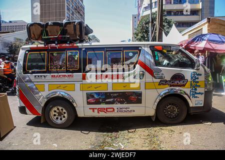 Nairobi, Kenia. Februar 2024. Ein Matatu (Minibus) liefert Blumen am Valentinstag in Nairobi auf dem Markt der Stadt Nairobi. Kenianer füllten verschiedene Straßen im ganzen Land, während sie den Valentinstag feierten, trotz der harten wirtschaftlichen Situation, die derzeit erlebt wird. Floristen und Souvenirläden, die in Nairobi verstreut sind, verzeichneten auch einen erhöhten Verkehr, da Kenianer den Moment nutzten, um Geschenke und Hindernisse für ihre Lieben zu kaufen. Kenia ist ein großer Exporteur von Blumen nach Europa und in den Nahen Osten. (Foto: Boniface Muthoni/SOPA Images/SIPA USA) Credit: SIPA USA/Alamy Live News Stockfoto