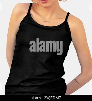 Frau mit schwarzem Tanktop, weißem Hintergrund. Modell, leer, bereit für Design. Stockfoto
