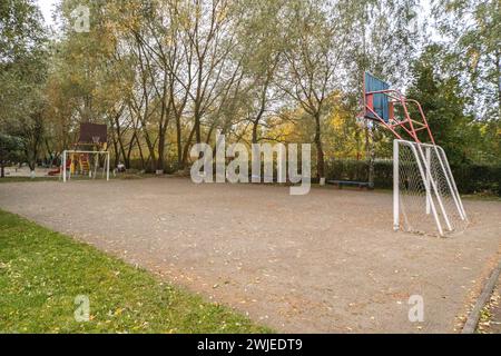 Sportplatz und Kinderspielplatz in einem Apartmenthof im Herbst Stockfoto