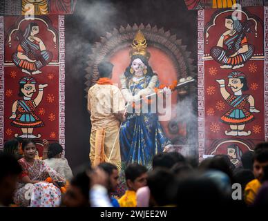 Dhaka, Bangladesch. Februar 2024. Ein Hindu-Priester führt am 14. Februar 2024 während der Saraswati Puja in Dhaka, Bangladesch, ein Gottesdienst-Ritual durch. Das Saraswati Puja ist eines der wichtigsten religiösen Feste der hinduistischen Gemeinschaft, wo die Gläubigen die Göttin des Wissens, der Weisheit und der Kultur verehren. (Foto: Syed Mahamudur Rahman/NurPhoto)0 Credit: NurPhoto SRL/Alamy Live News Stockfoto