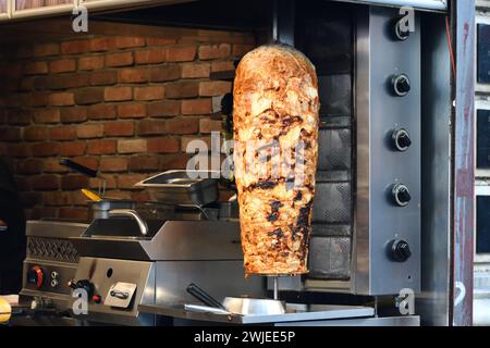 Istanbul, Türkei. Traditionelles türkisches Essen Döner Kebab Shawarma Fleisch in einem Street Food Shop Stockfoto