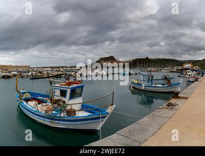 Castelsardo, Italien - 16. Januar 2024: Blick auf den Hafen und den Fischerhafen von Castelsardo mit der farbenfrohen Stadt im Hintergrund Stockfoto