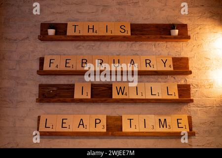 Schottland: 29. Februar 2024: Februar 2024 „Leap Year“-Slogan auf riesigen Holzbriefen, Schriftstücken im Scrabble-Stil Stockfoto