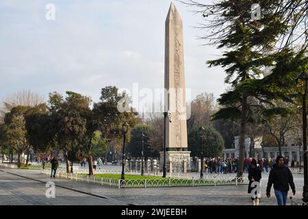 Istanbul, Türkei - 11. Dezember 2023: Der Obelisk von Theodosius ist der altägyptische Obelisk des Pharao Thutmose III. Im Hippodrom von Konstanti Stockfoto