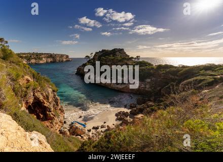 Blick auf die malerische Bucht Calo des Moro und den Strand im Südwesten Mallorcas Stockfoto