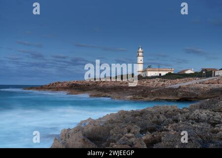 Eine Langzeitbelichtung des Leuchtturms Cap de ses Salines auf Mallorca kurz vor Sonnenaufgang Stockfoto