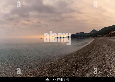 Blick auf den Steinstrand und klares Wasser in Letojanni auf Sizilien bei Sonnenschein Stockfoto