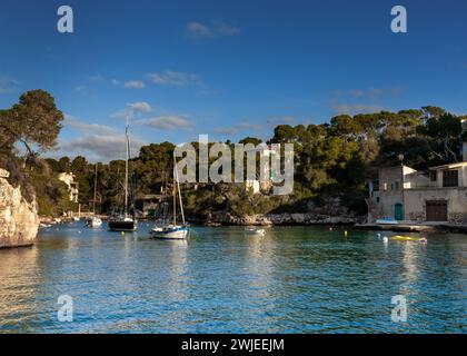 Puerto de Cala Figuera, Spanien - 22. Januar 2024: Segelboote vor Anker in einer kleinen Bucht im Hafen von Cala Figuera auf Mallorca im warmen Morgenlicht Stockfoto