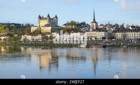 Saumur (Nordwesten Frankreichs): Blick auf die Stadt am Ufer der Loire. Das Loire-Tal („Val de Loire“) ist als UNESCO World her eingetragen Stockfoto