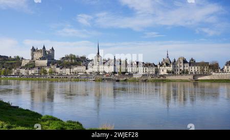 Saumur (Nordwesten Frankreichs): Blick auf die Stadt am Ufer der Loire. Das Loire-Tal („Val de Loire“) ist als UNESCO World her eingetragen Stockfoto