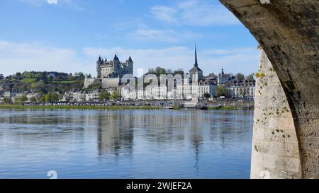 Saumur (Nordwesten Frankreichs): Blick auf die Stadt am Ufer der Loire. Das Loire-Tal („Val de Loire“) ist als UNESCO World her eingetragen Stockfoto