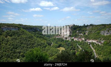 Rocamadour (Südwestfrankreich): Überblick über das mittelalterliche Dorf im Alzou-Tal. Village erhielt das Label „Les plus beaux Villages de France“ Stockfoto