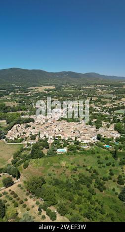 Lourmarin (Südostfrankreich): Luftaufnahme des Dorfes im Regionalen Naturpark Luberon Stockfoto