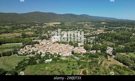 Lourmarin (Südostfrankreich): Luftaufnahme des Dorfes im Regionalen Naturpark Luberon Stockfoto