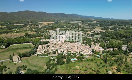 Lourmarin (Südostfrankreich): Luftaufnahme des Dorfes im Regionalen Naturpark Luberon Stockfoto