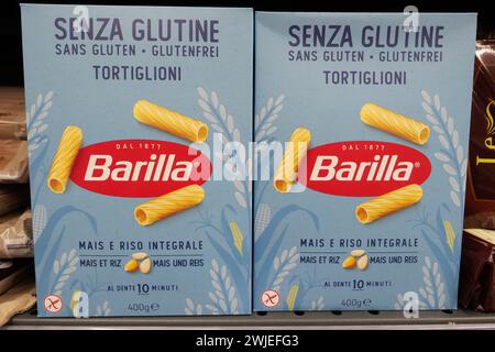 BARILLA-BOXEN MIT GLUTENFREIEN NUDELN IM LEBENSMITTELGESCHÄFT Stockfoto