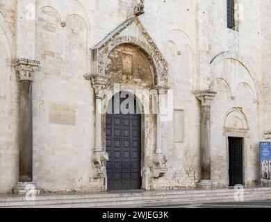 Detail des Portals der Basilika St. Nikolaus im historischen Zentrum von Bari, Region Apulien (Apulien), Italien, 18. September 2022 Stockfoto