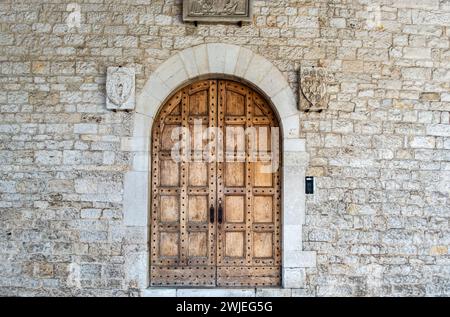 Detail des Portals der Basilika St. Nikolaus im historischen Zentrum von Bari, Region Apulien (Apulien), Süditalien, Europa Stockfoto