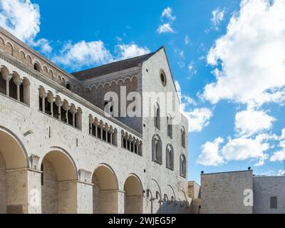 Blick auf die Fassade der Basilika St. Nikolaus im historischen Zentrum von Bari, Region Apulien (Apulien), Süditalien, Europa Stockfoto