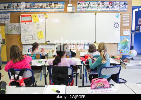 Arvieux, Departement Hautes-Alpes (Französische Alpen), Queyras: Grundschulklasse. Die Schüler saßen an ihren Schreibtischen und an der Tafel Stockfoto