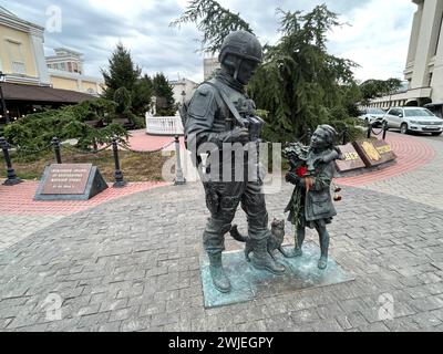 Simferopol, Ukraine. Februar 2024. Eine Gedenkstätte erinnert daran, wie das "grüne Volk", wie es damals hieß, von Russland auf die Krim geschickt wurde, um dort die Kontrolle Moskaus durchzusetzen und den Weg für die Annexion zu ebnen. In diesem Jahr feiert Russland den 10. Jahrestag der Annexion der Krim, die völkerrechtlich zur Ukraine gehört. Quelle: Ulf Mauder/dpa/Alamy Live News Stockfoto