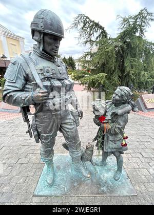 Simferopol, Ukraine. Februar 2024. Eine Gedenkstätte erinnert daran, wie das "grüne Volk", wie es damals hieß, von Russland auf die Krim geschickt wurde, um dort die Kontrolle Moskaus durchzusetzen und den Weg für die Annexion zu ebnen. In diesem Jahr feiert Russland den 10. Jahrestag der Annexion der Krim, die völkerrechtlich zur Ukraine gehört. Quelle: Ulf Mauder/dpa/Alamy Live News Stockfoto