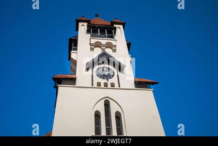 Der Turm der evangelischen Kathedrale von Azania, eine lutherische Kirche in dar es Salaam, Tansania. Sie wurde 1898 von deutschen Missionaren erbaut. Stockfoto