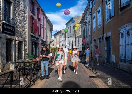 Haupteinkaufsstraßen in der Mitte der mittelalterlichen ummauerten Stadt Cite of Carcassonne, Languedoc, Frankreich Stockfoto