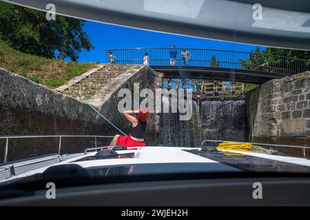 Bootsfahrt über die dreifache ecluse des moulins de Trèbes Look aux portes du Minervois. Canal du Midi im Dorf Puichéric Carcassone Aude südlich von Fra Stockfoto