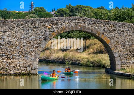 Kajakfahren im Canal du Midi, Le pont de la Rode, Le pont-Canal Vauban et les écluses des moulins de Trèbes, Frankreich. Boot auf dem Canal du Midi in der Nähe Stockfoto