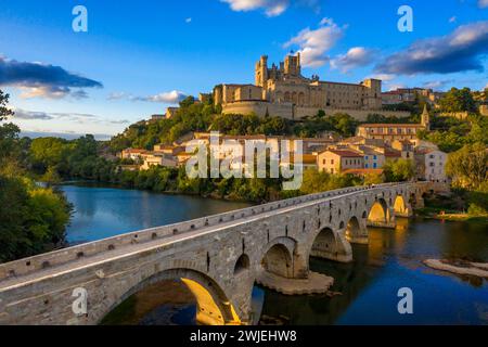 Aus der Vogelperspektive der Kathedrale von Saint Nazaire, Pont Vieux, Beziers, Languedoc, Frankreich, Languedoc Roussillon Stockfoto