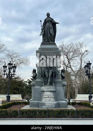 Simferopol, Ukraine. Februar 2024. Ein Denkmal in einem Park im Stadtzentrum erinnert an die russische Zarina Katharina II., die einst die Krim mit Russland vereinigte. In diesem Jahr feiert Russland den 10. Jahrestag der Annexion der Krim, die völkerrechtlich zur Ukraine gehört. Quelle: Ulf Mauder/dpa/Alamy Live News Stockfoto