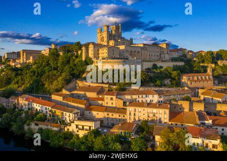 Aus der Vogelperspektive der Kathedrale von Saint Nazaire, Pont Vieux, Beziers, Languedoc, Frankreich, Languedoc Roussillon Stockfoto