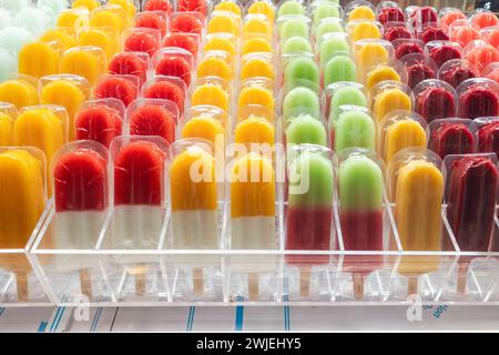 Bunte Fruchteiskäse, Eis. Shop, in dem Eis verkauft wird. Stockfoto