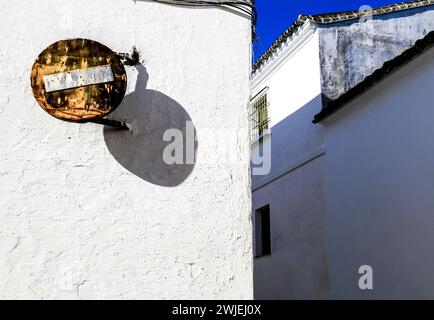 Alt und rostig, kein Zufahrtszeichen an weißer Fassade in Andalusien, Spanien Stockfoto