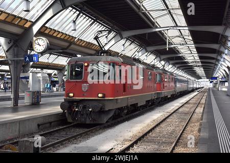 Schweiz, Zürich: Roter Zug der Schweizerischen Bundesbahnen am Bahnsteig. Elektrolokomotive Re 420, ursprünglich Re 4/4, UIC RE 420 Stockfoto