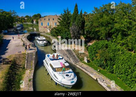 Aus der Vogelperspektive der dreifachen ecluse des moulins de Trèbes Look aux portes du Minervois. Canal du Midi im Dorf Puichéric Carcassone Aude südlich von Fr. Stockfoto