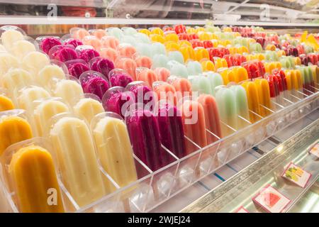 Bunte Fruchteiskäse, Eis. Shop, in dem Eis verkauft wird. Stockfoto
