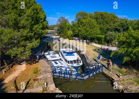 Luftansicht auf den Look der Ecluse de l'aiguille Puichéric. Canal du Midi im Dorf Puichéric Carcassonne Aude Südfrankreich Südwasserstraße Stockfoto