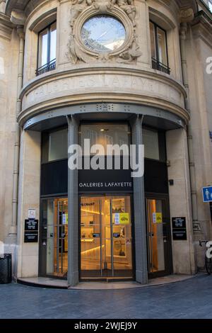 Bordeaux , Frankreich - 02 15 2024 : Galeries Lafayette Bordeaux Stadtzeichen Text und Markenlogo mit Barometer auf Kette Fassade Eingang Ladenwand Werbespot Stockfoto