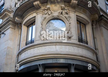 Bordeaux , Frankreich - 02 15 2024 : Galeries Lafayette Bordeaux City Barometer und Schild Marke Shop Text Logo an Wand Fassade Geschäft französische Kette Stockfoto