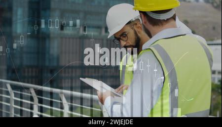 Zwei Architekten prüfen Pläne außerhalb eines Wolkenkratzers anhand von Diagrammen Stockfoto