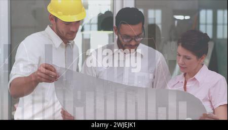 Drei Architekten diskutieren mit einem Bauplan im Büro Stockfoto