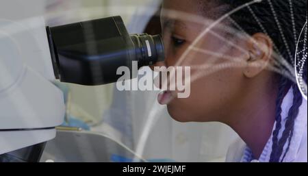 Bild des dna-Strangs über verschiedenen Ärzten mit dem Mikroskop Stockfoto