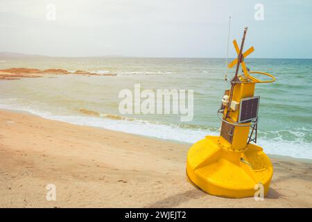 Boje mit Smart Technology Device Sonnenkollektor für Echtzeit-Tracking-Datenüberwachung Meer- und Wetterphänomen Stockfoto