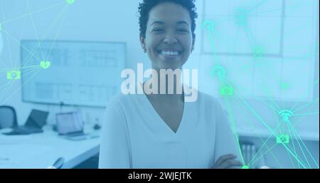 Bild der Datenverarbeitung über afroamerikanische Geschäftsfrau, die im Büro lächelt Stockfoto