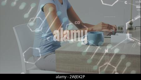 Bild chemischer Strukturen und dna-Strang über birassischer Frau mit Laptop Stockfoto