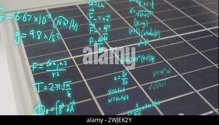 Bild mathematischer Gleichungen über Solarpaneelen Stockfoto
