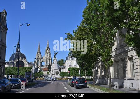 Soissons (Nordostfrankreich): Platz „Place de la Republique“. Im Hintergrund die Abtei Saint-Jean-des-Vignes Stockfoto